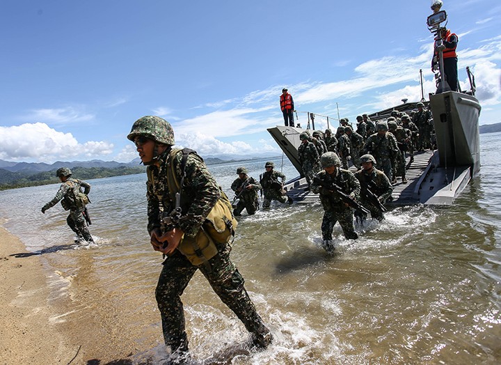 Lính Mỹ và Philippines tập đổ bộ trong tập trận Balikatan (vai kề vai). Lính Mỹ và Philippines tập đổ bộ trong tập trận Balikatan (vai kề vai).