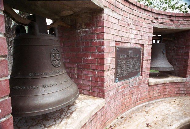 Với nỗ lực sử dụng quyền lực mềm về mặt ngoại giao, Mỹ đang thúc đẩy việc trả lại những quả chuông Balangiga - mang tính biểu tượng chống thực dân của người Philippines. Với nỗ lực sử dụng quyền lực mềm về mặt ngoại giao, Mỹ đang thúc đẩy việc trả lại những quả chuông Balangiga - mang tính biểu tượng chống thực dân của người Philippines.