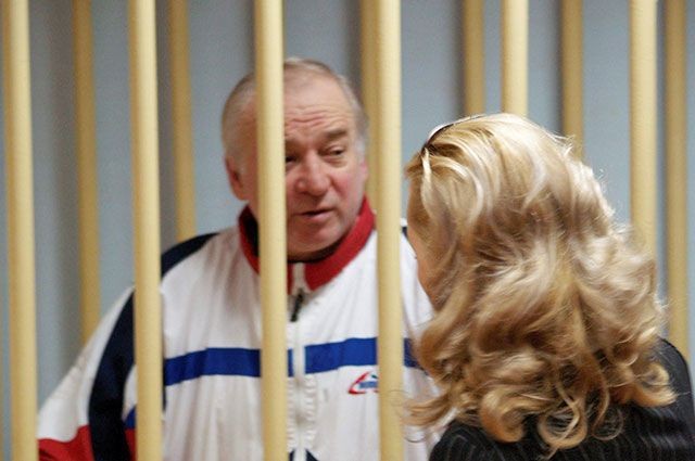 Anh cáo buộc Nga đầu độc cựu điệp viên hai mang Sergei Skripal mà không đưa ra được bằng chứng thuyết phục nào. Mỹ sử dụng vụ việc này để áp đặt lệnh trừng phạt với Nga.