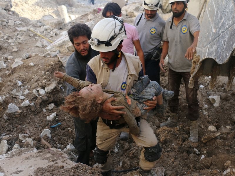 Tổ chức Mũ Trắng được coi là đã dàn dựng nhiều vụ tấn công hóa học giả tại Syria nhằm đổ tội cho chính phủ của tổng thống Bashar al-Assad. Tổ chức Mũ Trắng được coi là đã dàn dựng nhiều vụ tấn công hóa học giả tại Syria nhằm đổ tội cho chính phủ của tổng thống Bashar al-Assad.