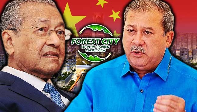 Ông Mahathir (trái) và vua Ibrahim (phải).