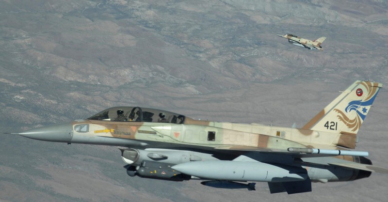 Không lực Israel thường dùng máy bay F-16 đột kích vào các mục tiêu trên đất Syria. Không lực Israel thường dùng máy bay F-16 đột kích vào các mục tiêu trên đất Syria.