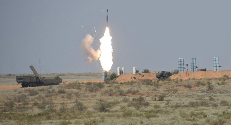 Nga trước đó vẫn trì hoãn việc cung cấp hệ thống S-300 cho Syria. Khi có thông tin Nga sẽ chuyển hệ thống này cho Syria ngay sau sự cố máy bay bị bắn rơi, Israel đã cực lực phản đối điều này. Nga trước đó vẫn trì hoãn việc cung cấp hệ thống S-300 cho Syria. Khi có thông tin Nga sẽ chuyển hệ thống này cho Syria ngay sau sự cố máy bay bị bắn rơi, Israel đã cực lực phản đối điều này.