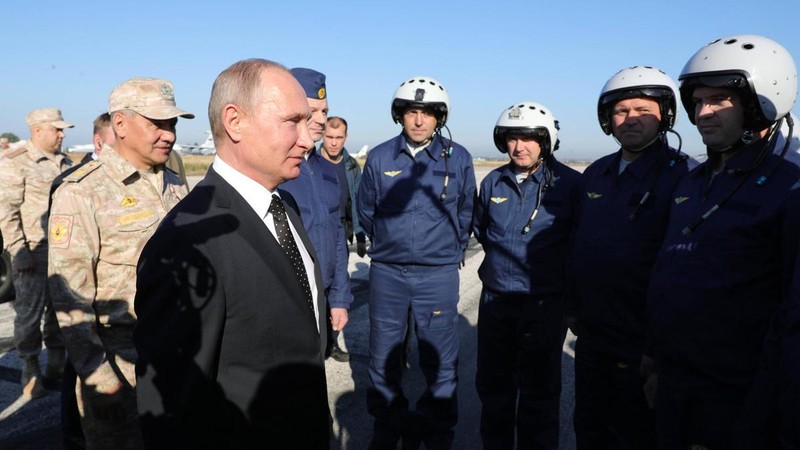 Tổng thống Putin cùng các quân nhân Nga tại căn cứ không quân Khmeimim, Syria. Tổng thống Putin cùng các quân nhân Nga tại căn cứ không quân Khmeimim, Syria.