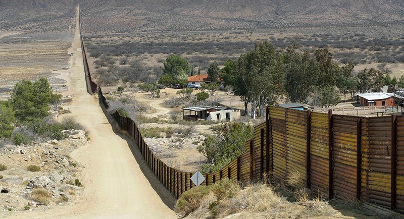 Tổng thống Mỹ dự định xây bức tường ngăn giữa biên giới Mỹ và Mexico. Tổng thống Mỹ dự định xây bức tường ngăn giữa biên giới Mỹ và Mexico.