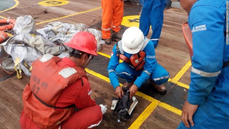Đội tìm kiếm đang xem xét các mảnh vỡ được phát hiện. Đội tìm kiếm đang xem xét các mảnh vỡ được phát hiện.