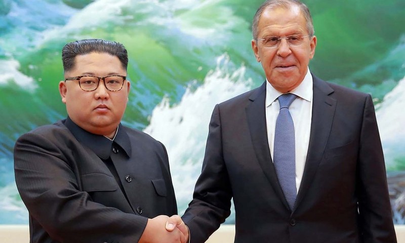 Lãnh đạo Triều Tiên Kim Jong-un và Bộ trưởng Ngoại giao Nga Sergei Lavrov. Lãnh đạo Triều Tiên Kim Jong-un và Bộ trưởng Ngoại giao Nga Sergei Lavrov.