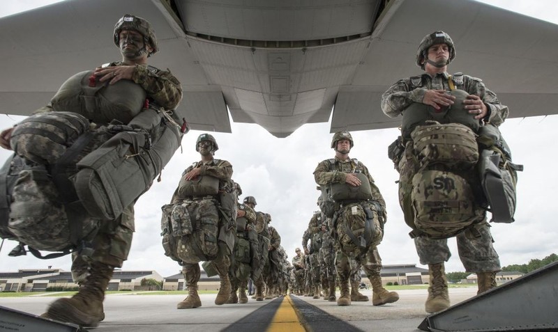 Các binh sĩ NATO gần biên giới Nga.