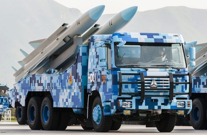 Năm 2015, Trung Quốc "hứa" sẽ không quân sự hóa Biển Đông, nhưng kể từ đó tới nay Bắc Kinh đã có hành động ráo riết bồi đắp, cải tạo phi pháp và mang tên lửa, máy bay ném bom chiến lược ra Biển Đông.