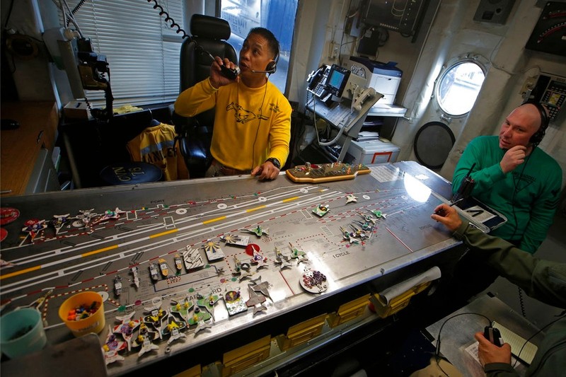 Thành viên thủy thủ đoàn tàu sân bay Ronald Reagan ngày 20.11. Thành viên thủy thủ đoàn tàu sân bay Ronald Reagan ngày 20.11.