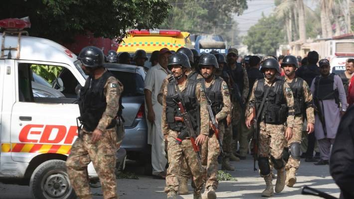 Quân đội Pakistan tập trung sau vụ Lãnh sự quán Trung Quốc tại Karachi bị tấn công.