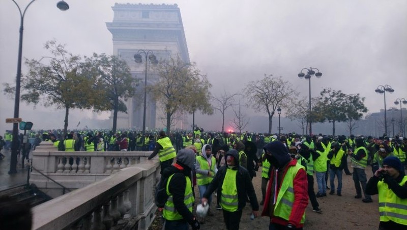 Gilê vàng tập trung tại Khải Hoàn Môn, Paris. Gilê vàng tập trung tại Khải Hoàn Môn, Paris.