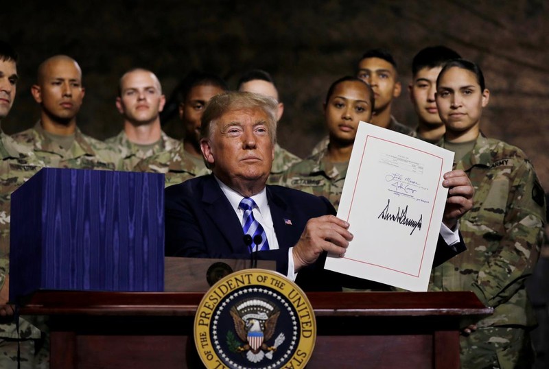 Ông Trump ký đạo luật ủy quyền quốc phòng cho năm tài chính 2019. Ông Trump ký đạo luật ủy quyền quốc phòng cho năm tài chính 2019.