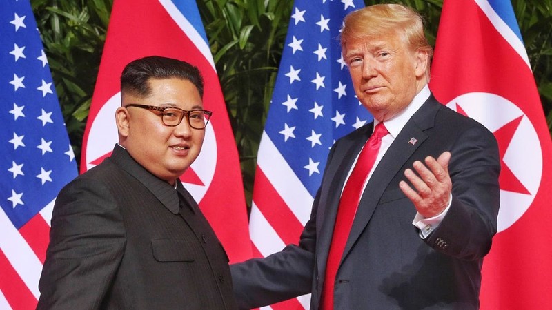 Hai ông Kim Jong Un và Donald Trump trong cuộc họp thượng đỉnh Hoa Kỳ - Triều Tiên. Hai ông Kim Jong Un và Donald Trump trong cuộc họp thượng đỉnh Hoa Kỳ - Triều Tiên.