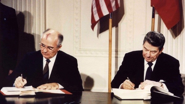 Hai ông Mikhail Gorbachev và Ronald Reagan ký Hiệp ước INF. Hai ông Mikhail Gorbachev và Ronald Reagan ký Hiệp ước INF.