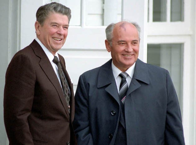 Ông Ronald Reagan và Mikhail Gorbachev tại Reykjavic, Iceland năm 1986.