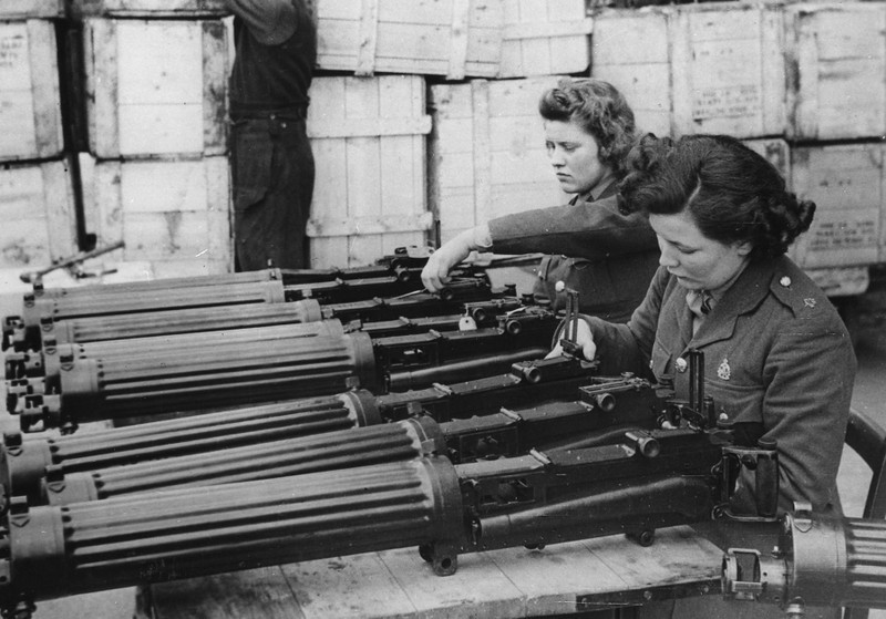 Nhân viên quân sự Anh đang sắp súng máy chuẩn bị chuyển sang Liên Xô.