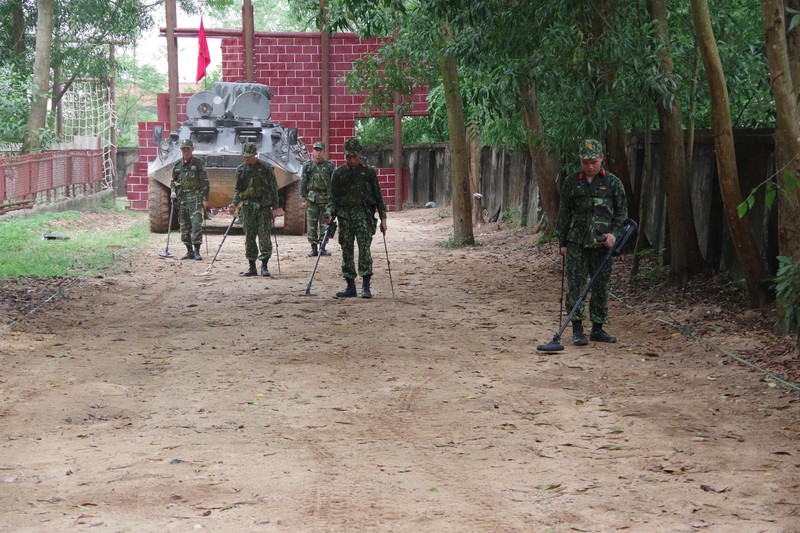 Cuộc thi Phân đội công binh giỏi “Lộ trình an toàn” với bốn nội dung cụ thể: Tiểu đội công binh xung kích giỏi nhất; khẩu đội cầu cơ giới giỏi nhất; kíp xe san ủi mặt đường BAT giỏi nhất và cuộc chạy tiếp sức “Lộ trình an toàn”. Trong ảnh là hoạt động thực hành rà phá bom, mìn bảo đảm đường cơ động.