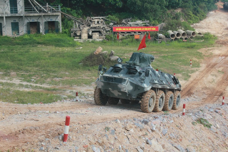 Xe bọc thép thực hành vượt dốc.