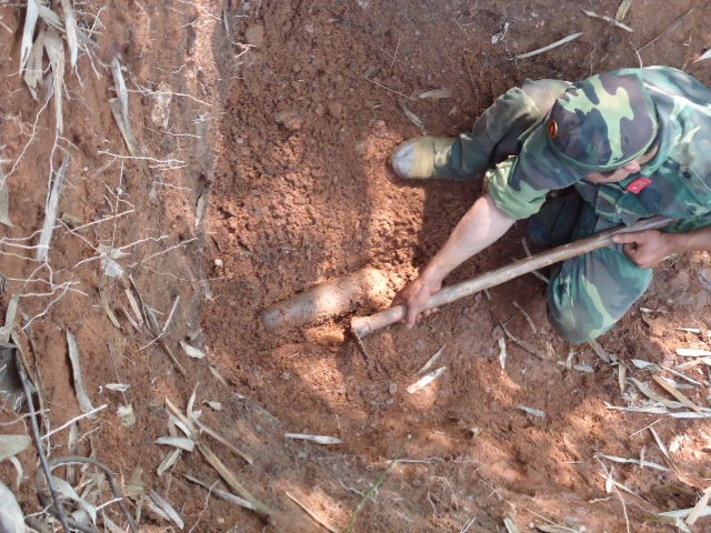 Những “thần chết” đang chốn trong đất và bị các chiến sĩ công binh Lữ đoàn 299 phát hiện, xử lý. Những “thần chết” đang chốn trong đất và bị các chiến sĩ công binh Lữ đoàn 299 phát hiện, xử lý.