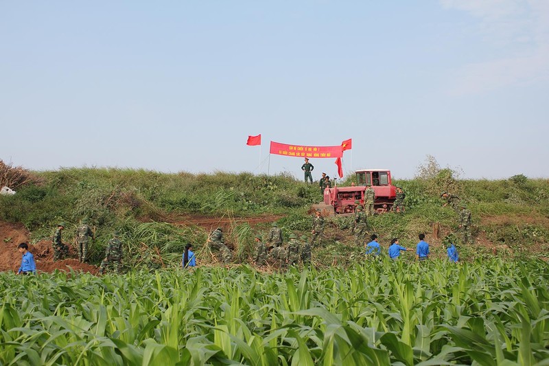 Việc đóng góp sức người, sức của cùng nhân dân thực hiện tốt phong trào “Quân đội chung sức xây dựng nông thôn mới” là điểm nhấn quan trọng trong hành trình công tác của Lữ đoàn 299. Việc đóng góp sức người, sức của cùng nhân dân thực hiện tốt phong trào “Quân đội chung sức xây dựng nông thôn mới” là điểm nhấn quan trọng trong hành trình công tác của Lữ đoàn 299.