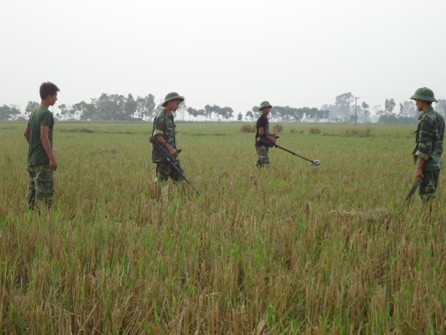 Huấn luyện động tác dò gỡ bom mìn bằng máy trong điều kiện hạn chế. Huấn luyện động tác dò gỡ bom mìn bằng máy trong điều kiện hạn chế.