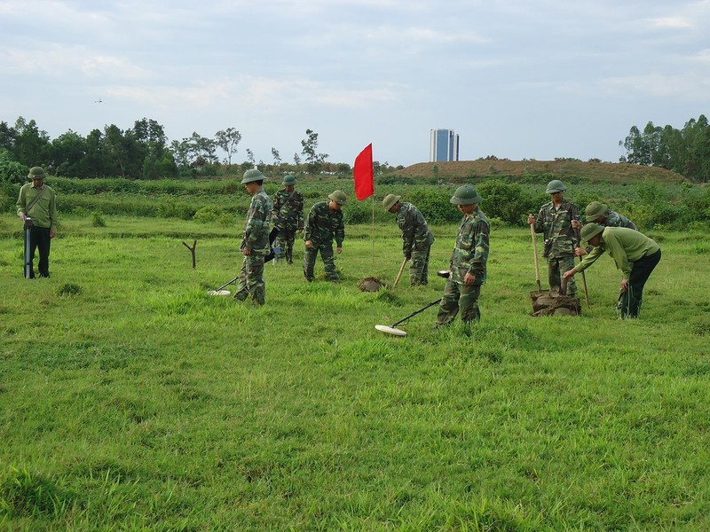 Họ được huấn luyện để có thể cần mẫn làm công việc phát hiện ra “thần chết” ở trong đất ở mọi điều kiện thời tiết và địa hình. Họ được huấn luyện để có thể cần mẫn làm công việc phát hiện ra “thần chết” ở trong đất ở mọi điều kiện thời tiết và địa hình.