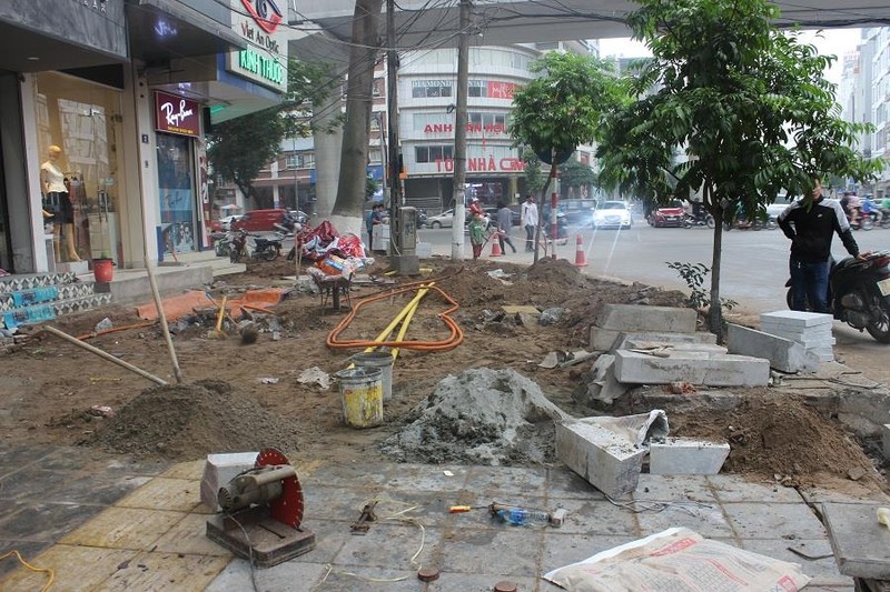 Vỉa hè lát đi lát lại nhiều lần nhưng chất lượng thì vẫn khó đánh giá và kiểm soát. Vỉa hè lát đi lát lại nhiều lần nhưng chất lượng thì vẫn khó đánh giá và kiểm soát.