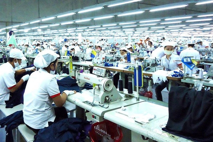 Dệt may là ngành có năng suất lao động thấp vì phải nhập nguyên liệu từ nước ngoài. Dệt may là ngành có năng suất lao động thấp vì phải nhập nguyên liệu từ nước ngoài.