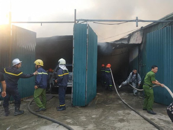 Lực lượng chức năng đang cố dập cháy tại dãy nhà xưởng sản xuất điện tử trong ngõ 300 đường Nguyễn Xiển vào ngày 28/8 ở quận Thanh Xuân