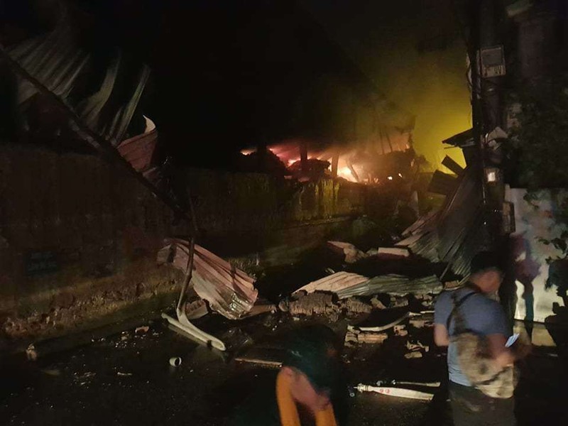 Một góc nhà xưởng Công ty Cổ phần Bóng đèn phích nước Rạng Đông bị sập sau vụ cháy Một góc nhà xưởng Công ty Cổ phần Bóng đèn phích nước Rạng Đông bị sập sau vụ cháy