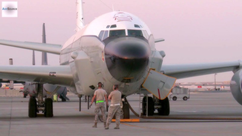 Máy bay RC-135.