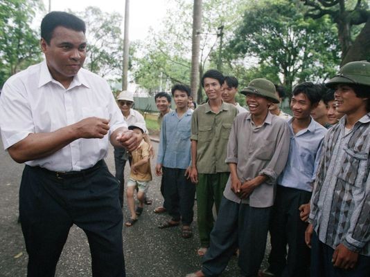 Muhammad Ali thể hiện động tác khi lên đài boxing để đùa vui cùng những người dân Hà Nội trong chuyến thăm Việt Nam vào ngày 11/5/1994. Muhammad Ali cũng đã từng đi thăm rất nhiều gia đình người Mỹ và người Việt Nam có con em mất tích, thiệt mạng trong Ch