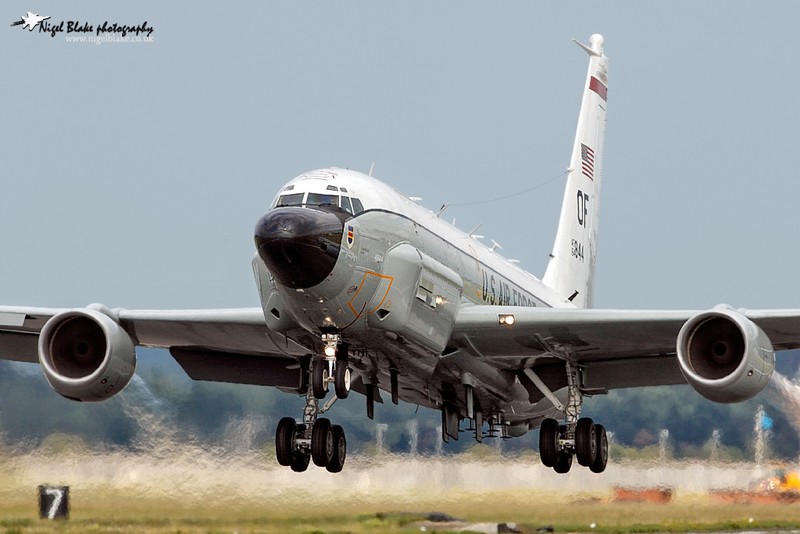Máy bay RC-135V.