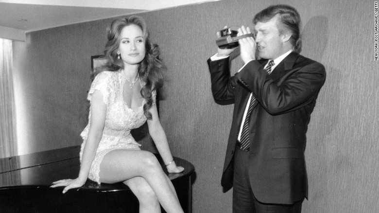 Donald Trump đang phỏng vấn một người mẫu