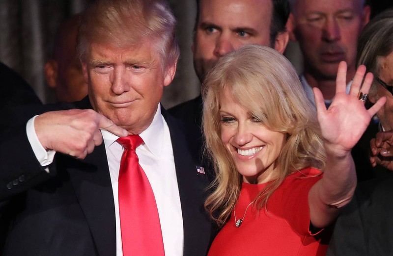 Bà Kellyanne Conway và ông Trump.