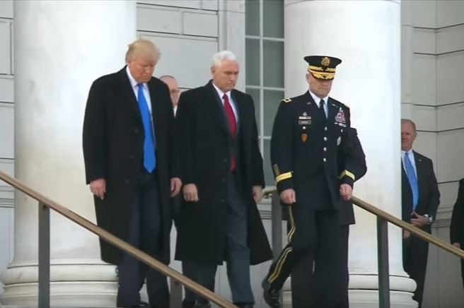 Ông Donald Trump và ông Mike Pence đến đặt vòng hoa tại Nghĩa trang Quốc gia Arlington