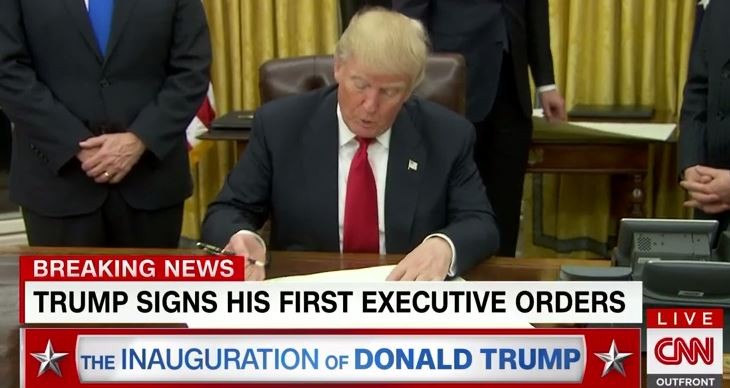 Ông Donald Trump ký lệnh xét lại chương trình Obamacare.