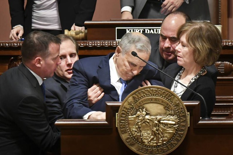 Thống đốc Minnesota - Mark Dayton, người bị ngã gục khi đang phát biểu hôm 23/1.