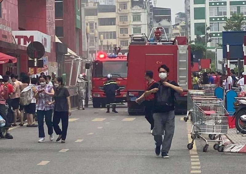 Khách hàng nhanh chóng chạy ra ngoài. Anh 3.jpeg