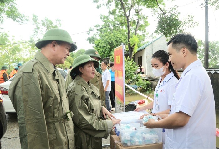 Bí thư Thành ủy Bùi Thị Minh Hoài kiểm tra công tác chống lũ lụt tại huyện Quốc Oai và Chương Mỹ. Anh 1.jpeg