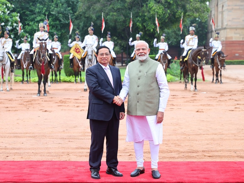 Thủ tướng Ấn Độ Narendra Modi chào đón Thủ tướng Phạm Minh Chính thăm cấp Nhà nước tới Ấn Độ - Ảnh: VGP/Nhật Bắc. Anh 1.jpeg