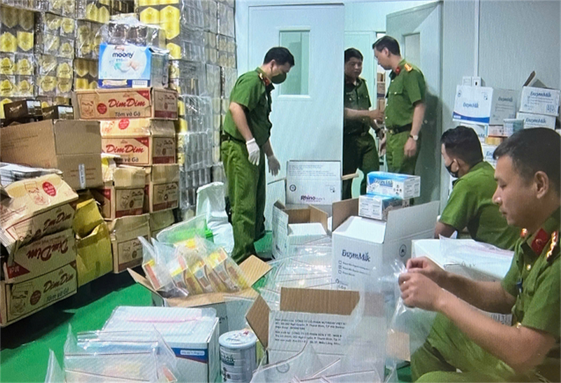 Lực lượng chức năng tiến hành kiểm tra, thu giữ một số các sản phẩm sữa tại kho hàng Công ty CP sữa Hà Lan tại TP Chí Linh, tỉnh Hải Dương. Anh 1.png