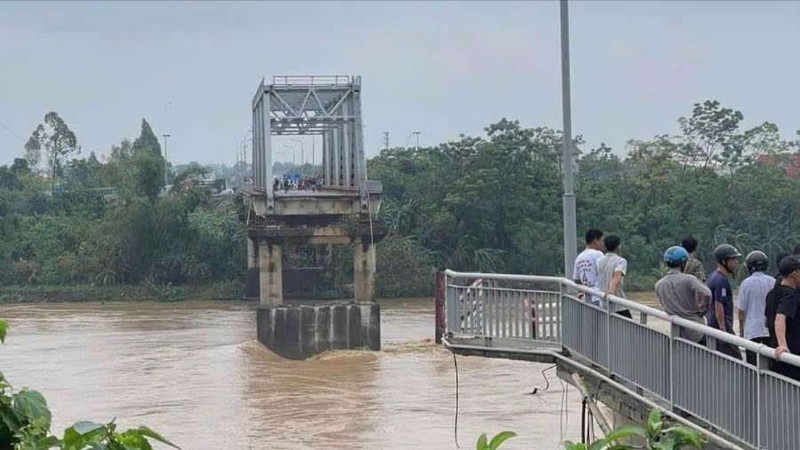 2 mố cầu Phong Châu, Phú Thọ bị sập. (Ảnh: Sơn Thủy)