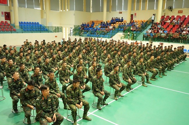 UBND huyện Trấn Yên tổ chức gặp mặt cảm ơn, chia tay lực lượng quân đội hỗ trợ người dân bão lũ. (Ảnh: Cổng thông tin điện tử huyện Trấn Yên) Anh 1.jpg