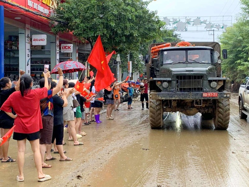 Hình ảnh đẹp giữa người dân và lực lượng quân đội. (Ảnh: Yên Bái) Anh 2.jpg