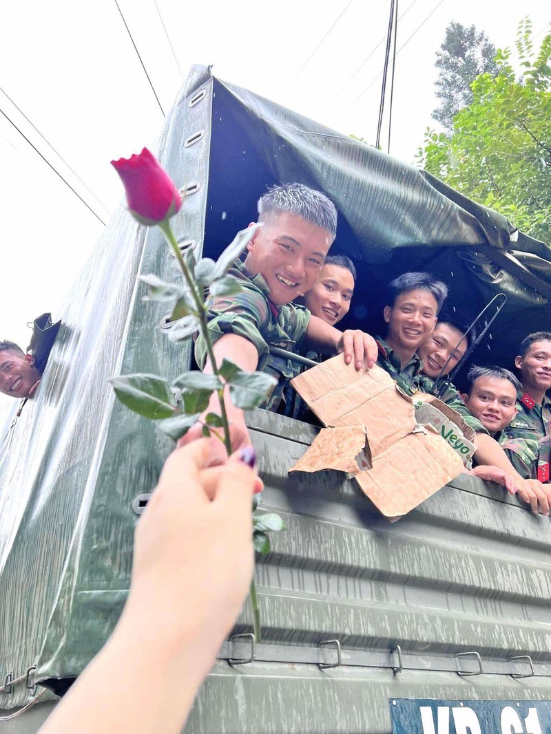 Chú bộ đội vui vẻ nhận hoa của người dân. (Ảnh: Yên Bái) Anh 3.jpg