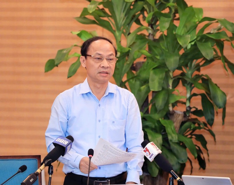 Ông Nguyễn Quang Tuấn, Phó giám đốc Sở Giáo dục và Đào tạo Hà Nội thông tin tại cuộc họp. (Ảnh: Sở TT&TT Hà Nội) Anh 1.jpeg