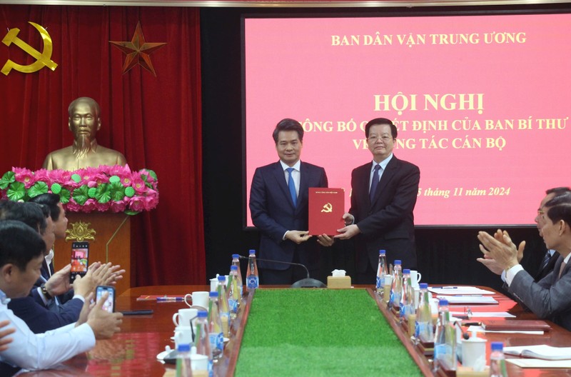 Trưởng ban Dân vận Trung ương Mai Văn Chính trao Quyết định của Ban Bí thư cho ông Nguyễn Quang Đức. Ảnh:VGP. Anh 1.jpg