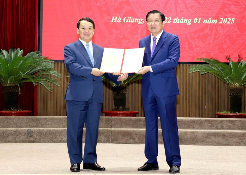 Trưởng ban Nội chính Trung ương Phan Đình Trạc trao quyết định của Bộ Chính trị cho ông Hầu A Lềnh. UBND tỉnh Hà Giang. Anh 1.jpeg